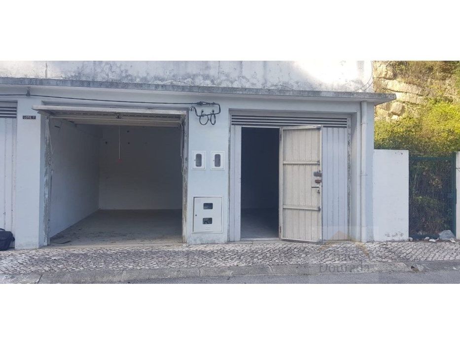 Vende-se 2 garagens com 18m2 cada, na Estrada de Eiras