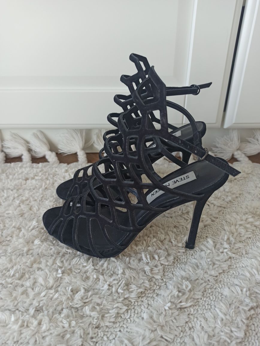 Czarne zamszowe sandały z paseczkami Steve Madden rozmiar 37