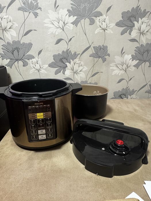 Мультиварка Philips HD 2139/40  ( Использовалась 1 раз )