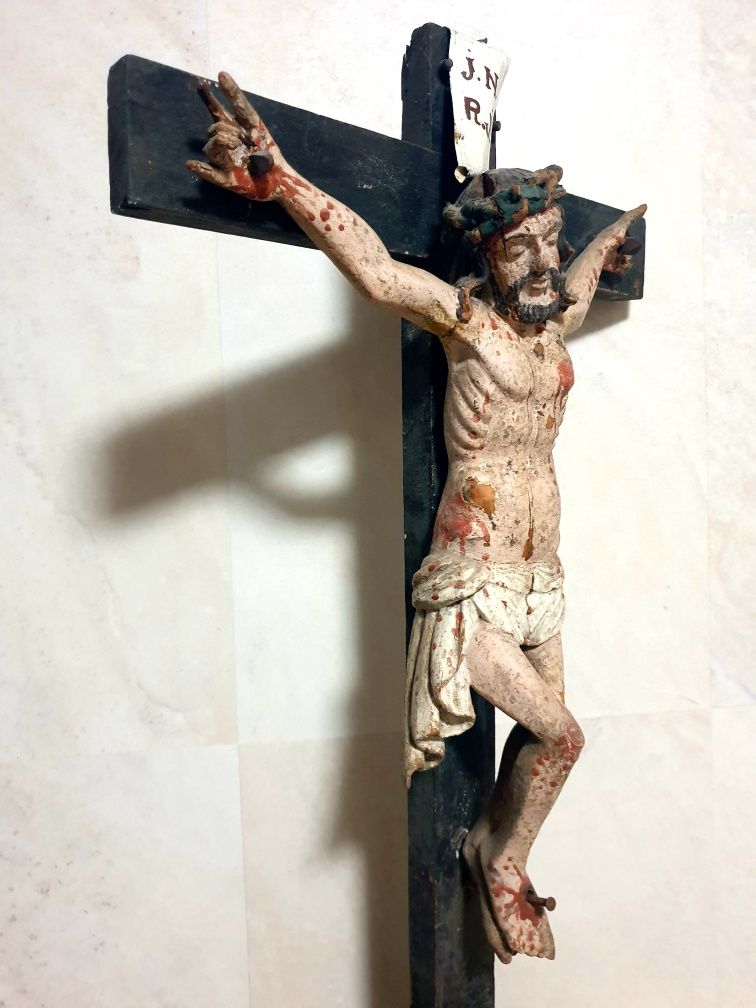 Grande crucifixo Sec. XVIII em madeira esculpida com base Memento Mori