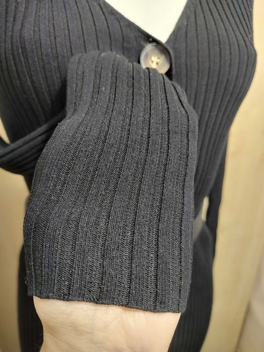 Czarna obcisła dzianinowa zapinana sukienka z długim rękawem prążek