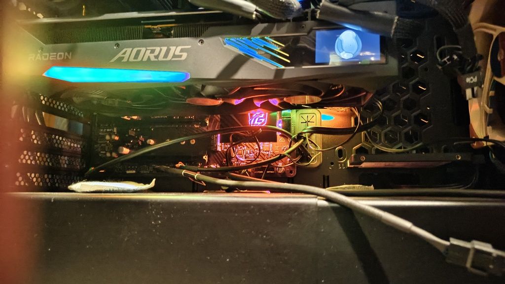 Продам в идеале  редкую видеокарту RX 6900xt Aorus Master
