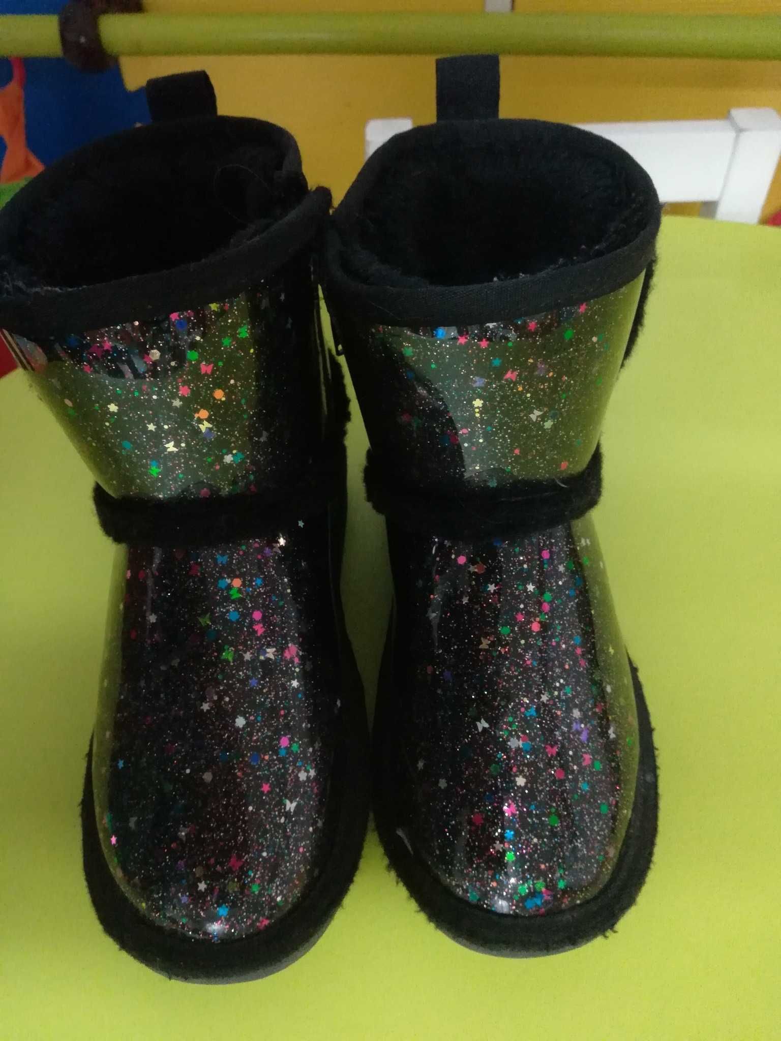 Botas pretas com estampado de fantasia estrelas coloridas
Tamanho: 35