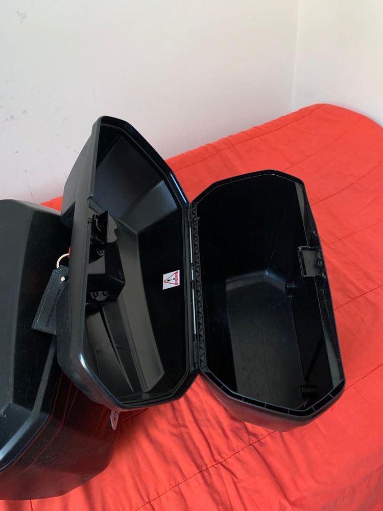 Бокові кофри Givi E22