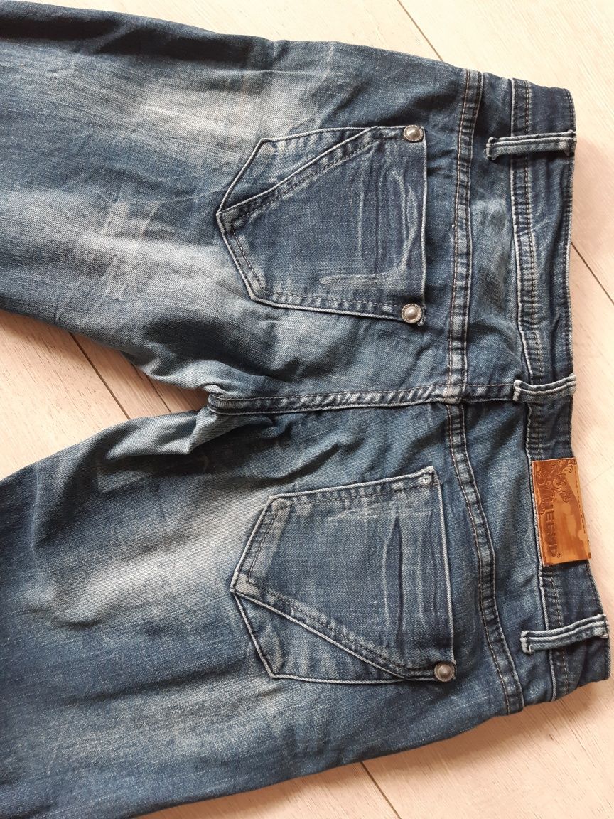 Przecierane spodnie jeans w rozmiarze L