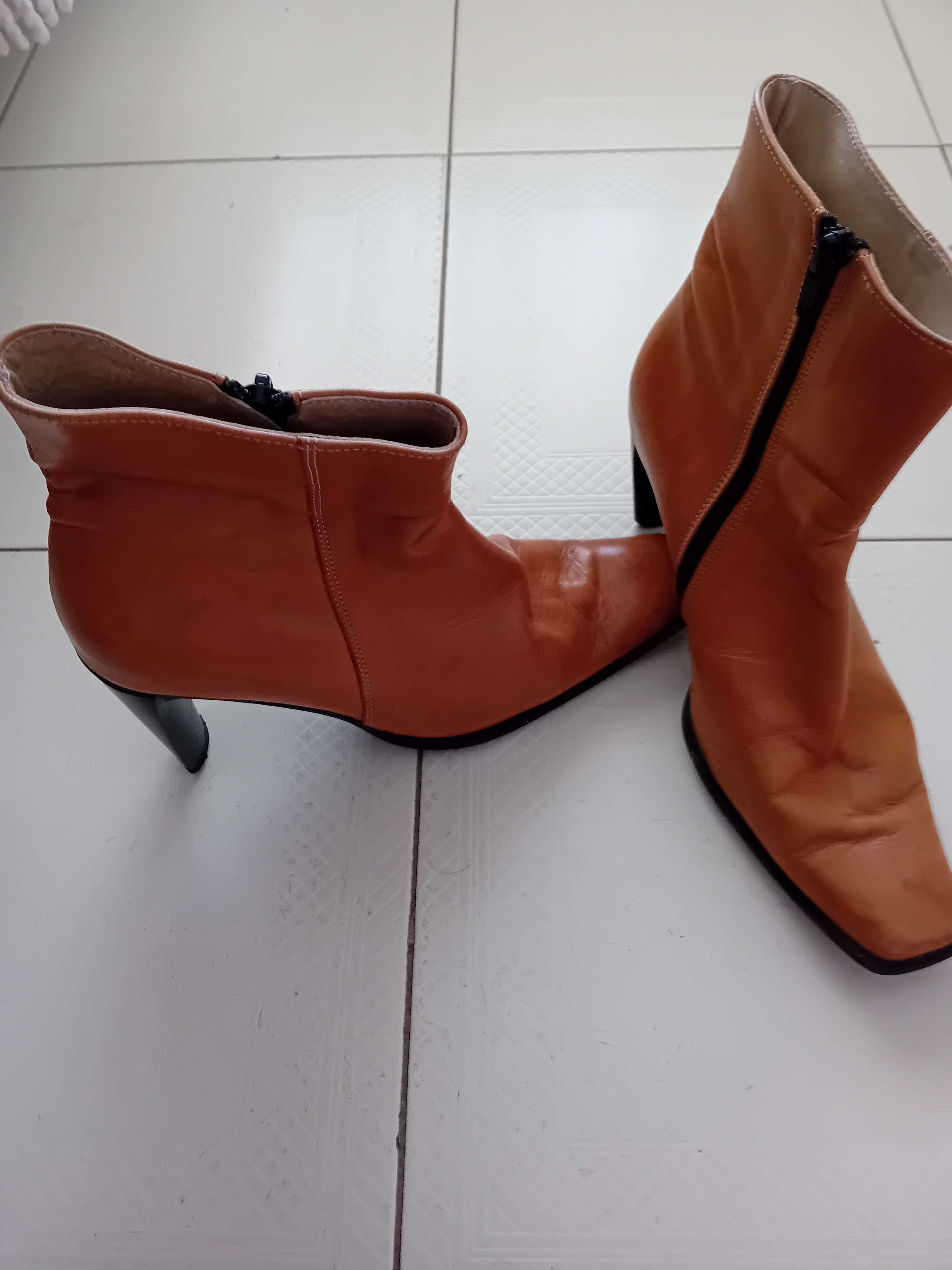 Botas e sapatos novos e pouco usados