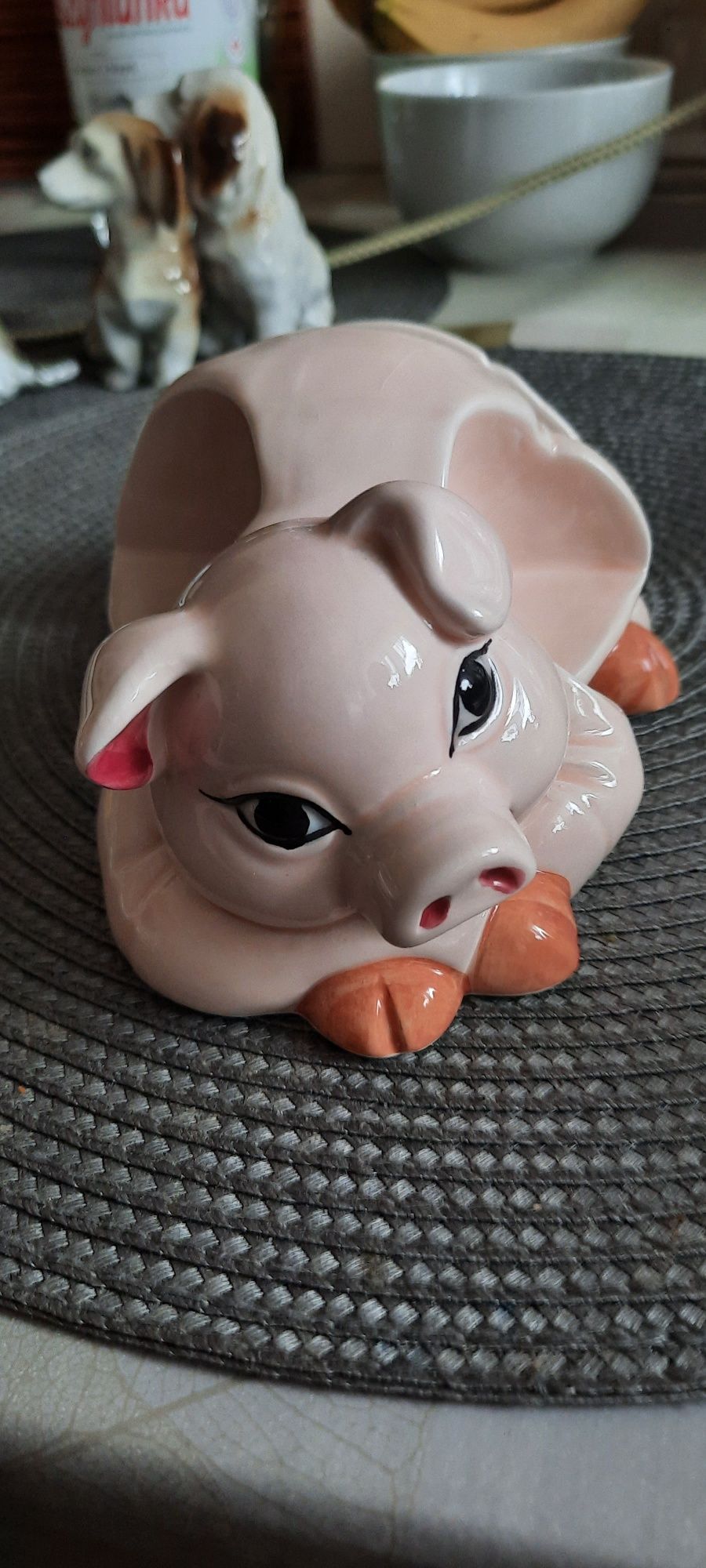 Porcelanowa świnka serwetnik