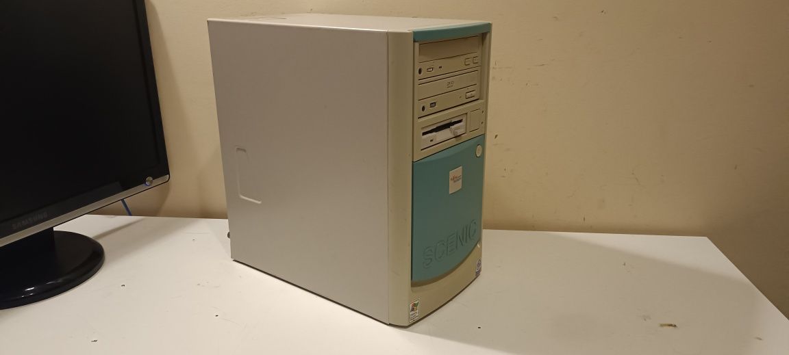 Komputer retro Fujitsu Siemens Pentium 4 Windows ME 256 MB RAM
