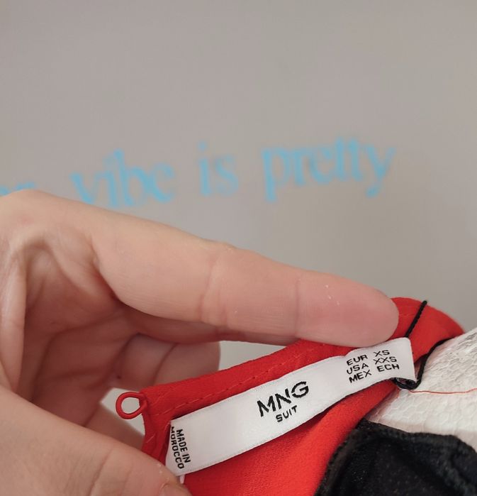 Czerwony elegancki kombinezon Mango z metką kopertowy dekolt