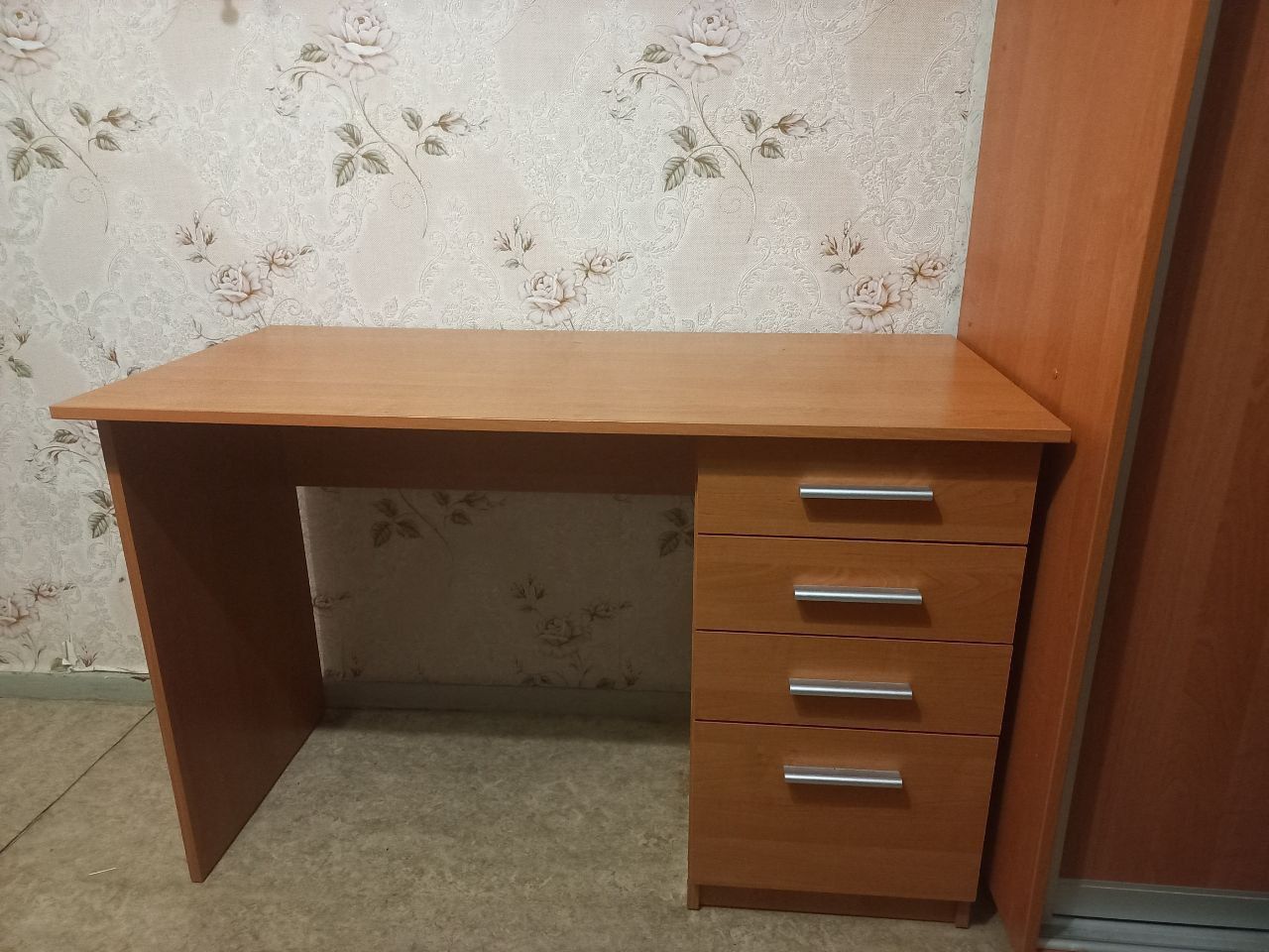 Стол писменный..
