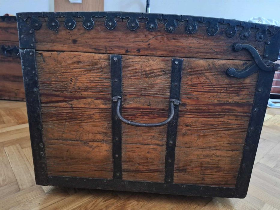 Stara potężna skrzynia, skrzynia posag, kufer drewniany dębowy