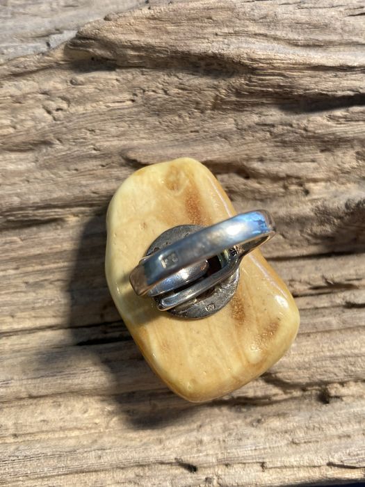 Pierścionek z bursztynem bałtyckim, piękny, mleczny kawałek bursztynu