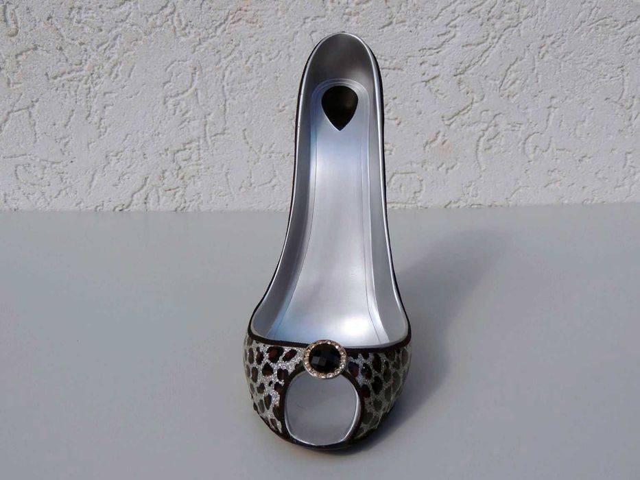 Elegancki ceramiczny but roz 43