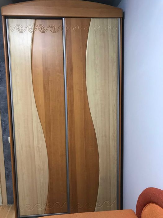 Меблі для дитячої кімнати (шкаф-купе, тумби, стіл)