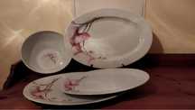 serviço de jantar de porcelana com motivos florais