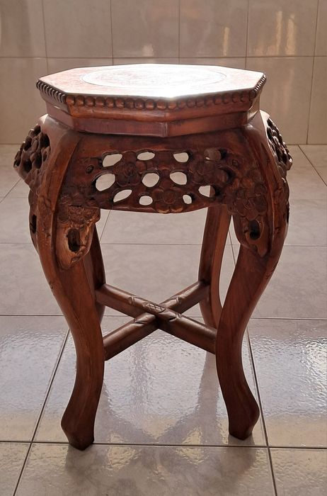 Mesa de apoio em madeira e mármore