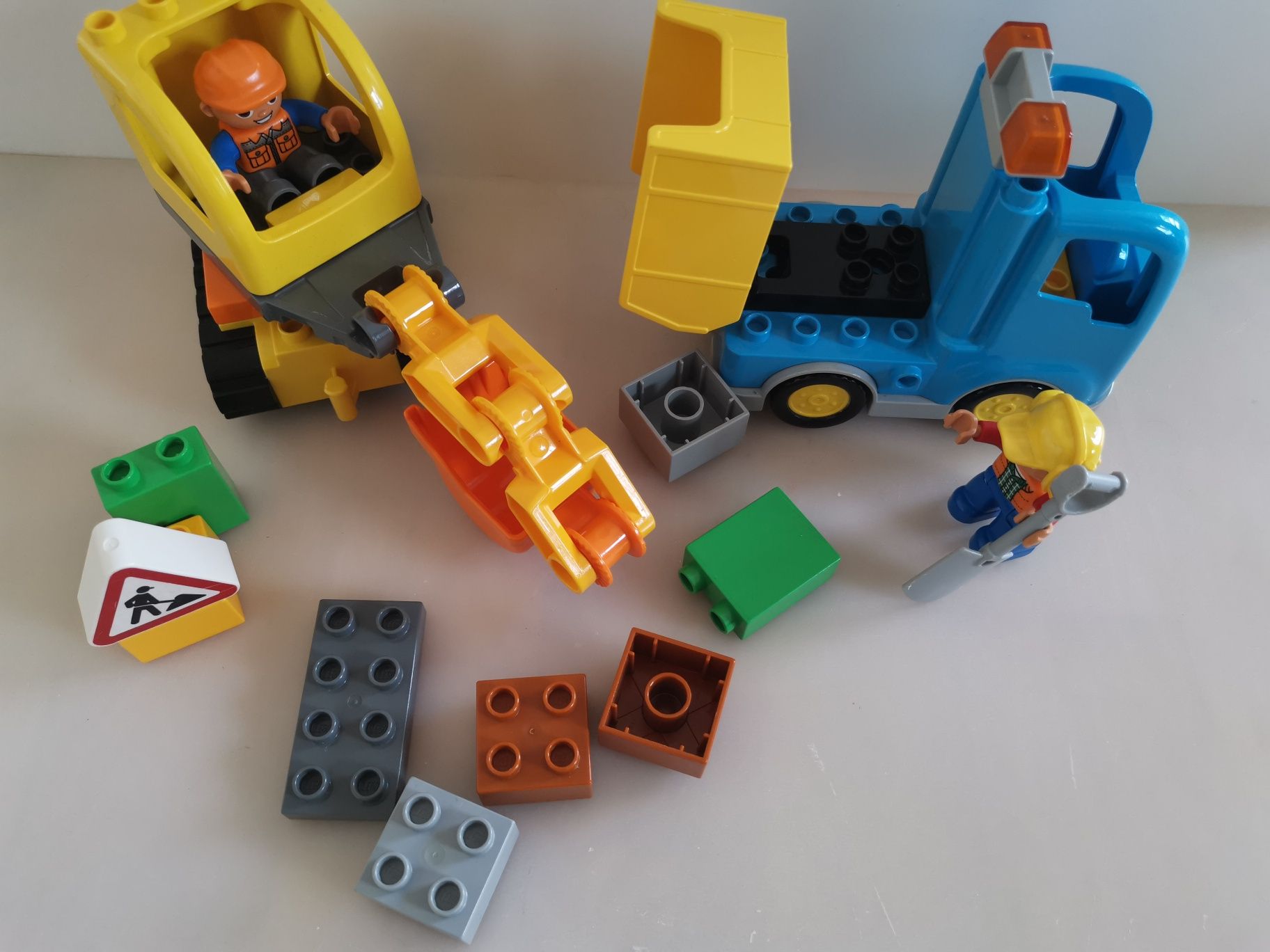 10812 lego duplo Ciężarówka i koparka gąsienicowa
