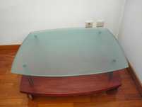 Mesa de centro com tampo de vidro