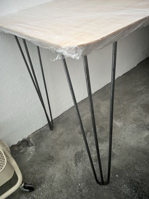 Mesa c/ tampo ikea de bamboo.