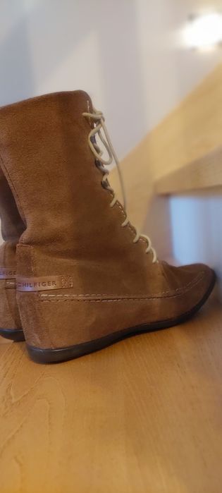 Tommy hilfiger zamszowe kozaki sznurowane