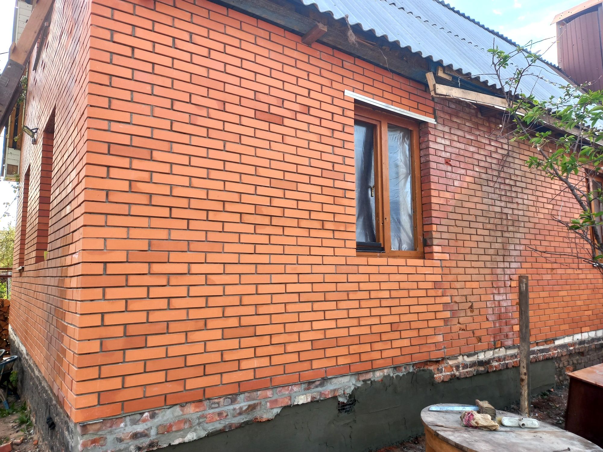 Кровля ,фундамент , газоблок ,кирпич. Отмостка и утепление цоколя.
