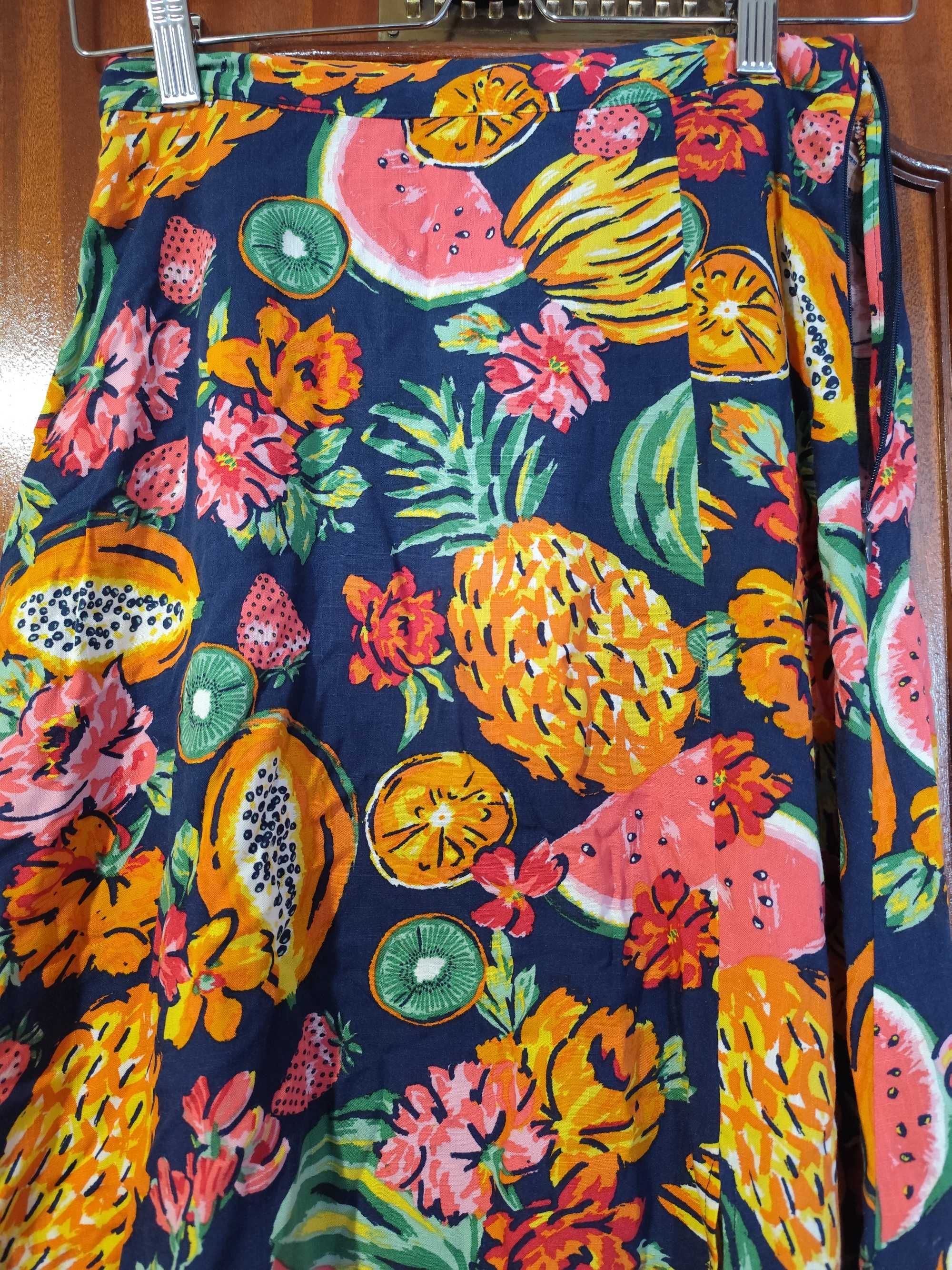 Saia colorida , com motivos de frutos
