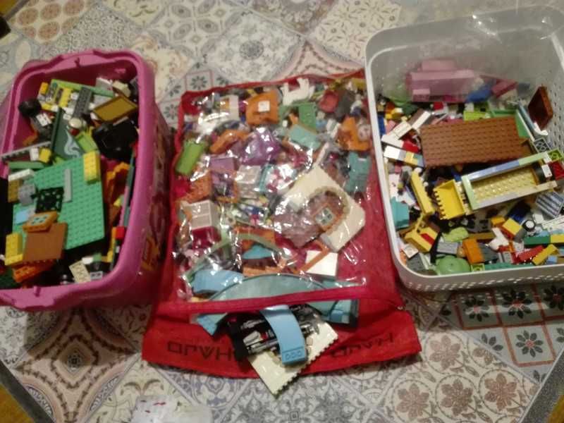 6 zestawów Lego oraz 2 Sluban, dodatkowo elementy domku i zjeżdżalnie
