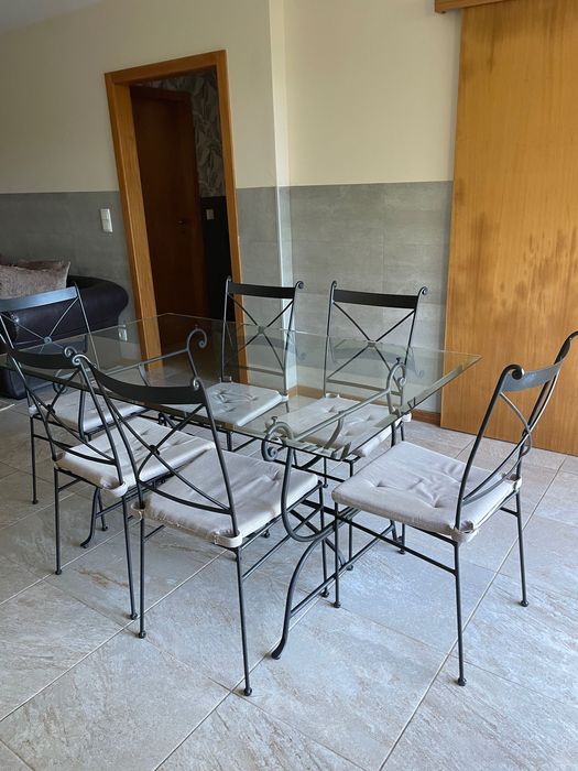 Mesa de jantar e cadeiras