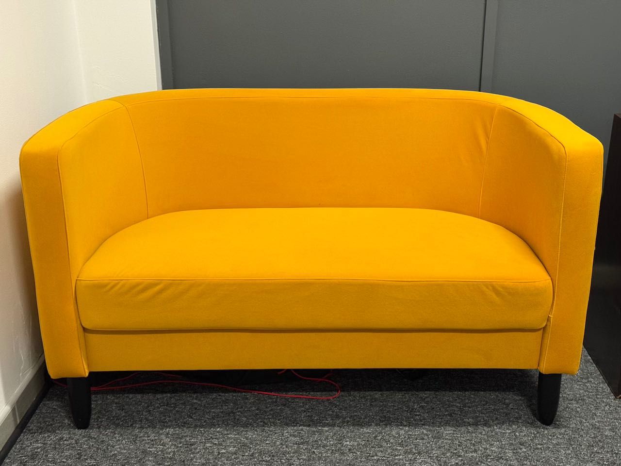 Żółta Sofa 140x71x62 cm - materiał hydrofobowy satyna