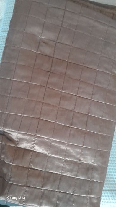duża narzuta na łóżko