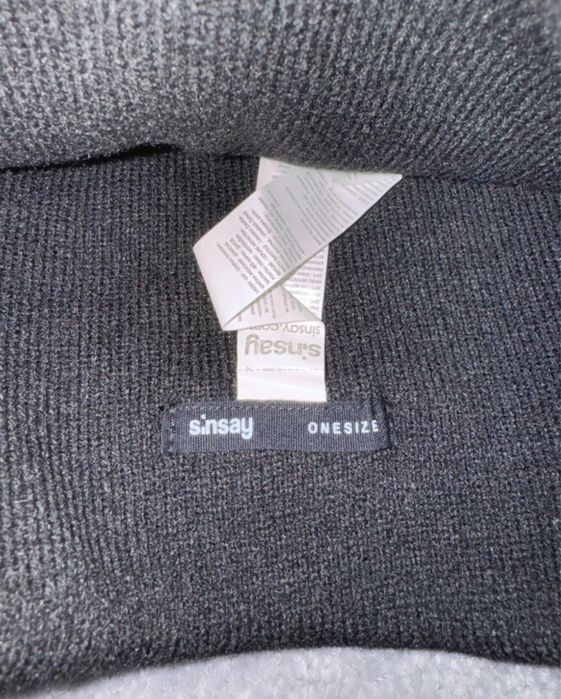 czarna czapka zimowa