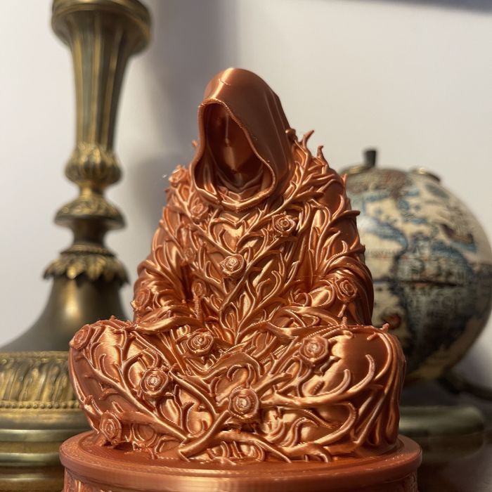 Medytująca postać w miedzianym wykończeniu