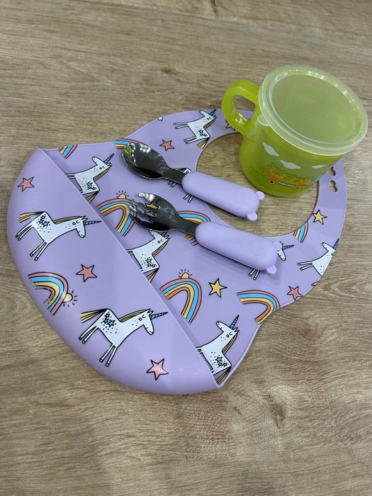 Нагрудник, прибори (ложка, виделка) для дівчаток