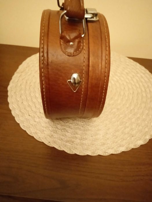 Kuferek hiszpański z zamknięciem