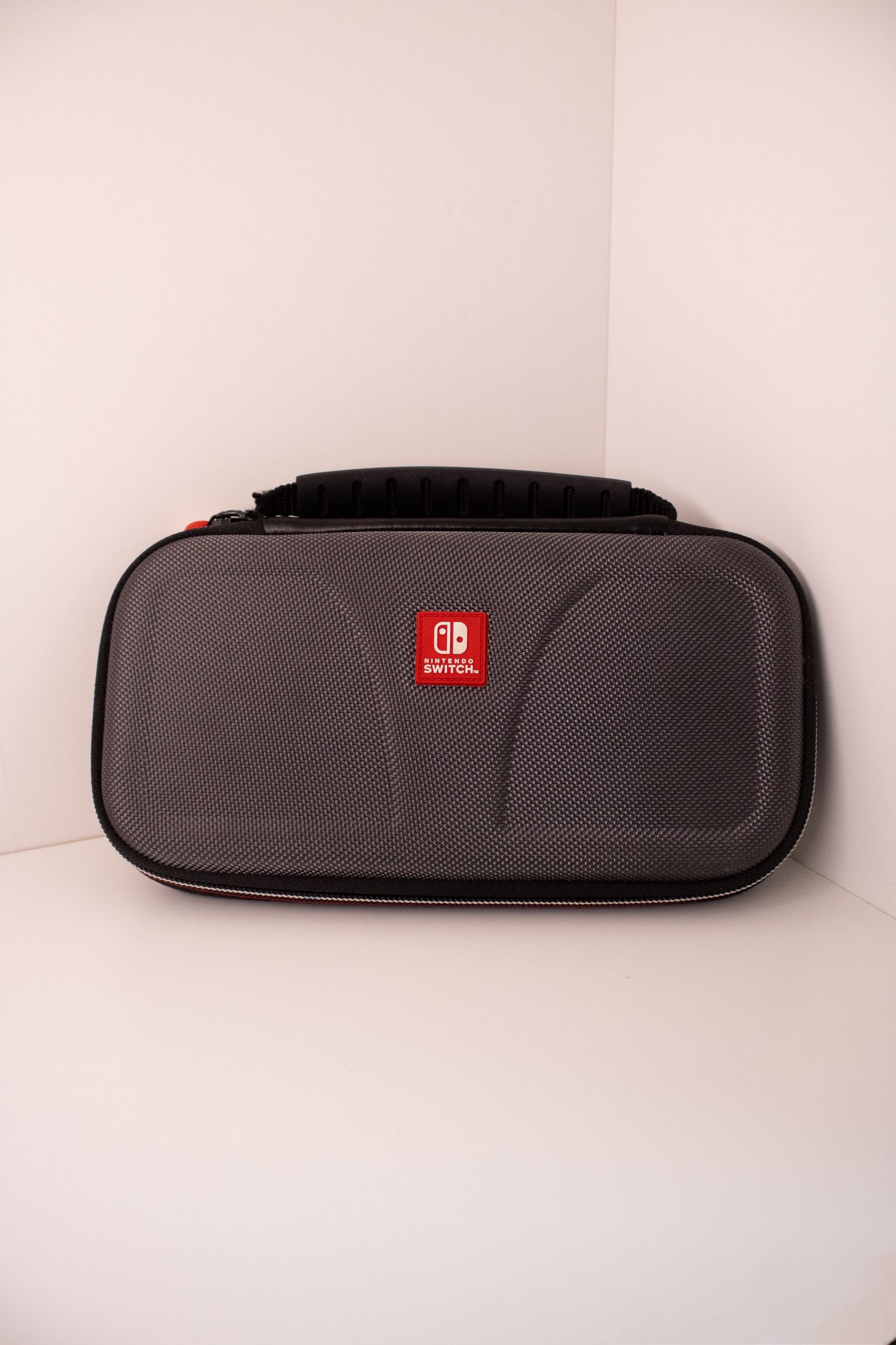 Nintendo switch lite w zestawie z etui i pojemnikiem na karty