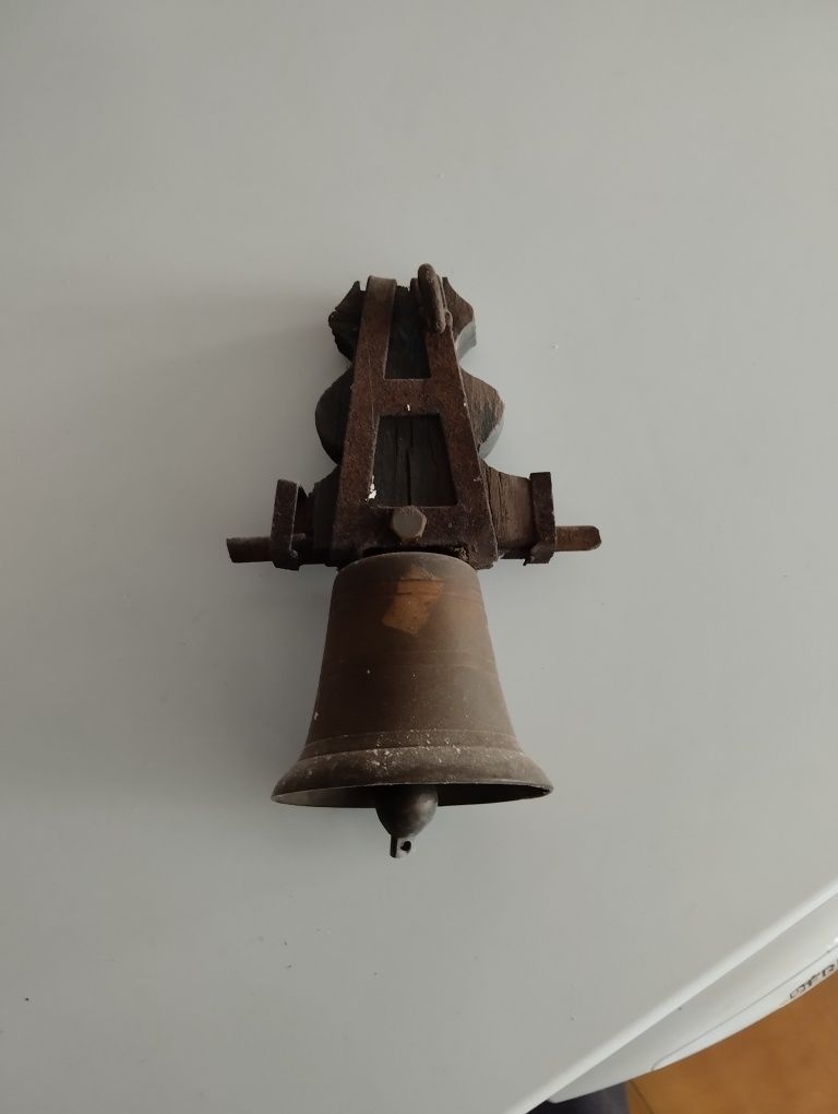 Sino com suporte de madeira