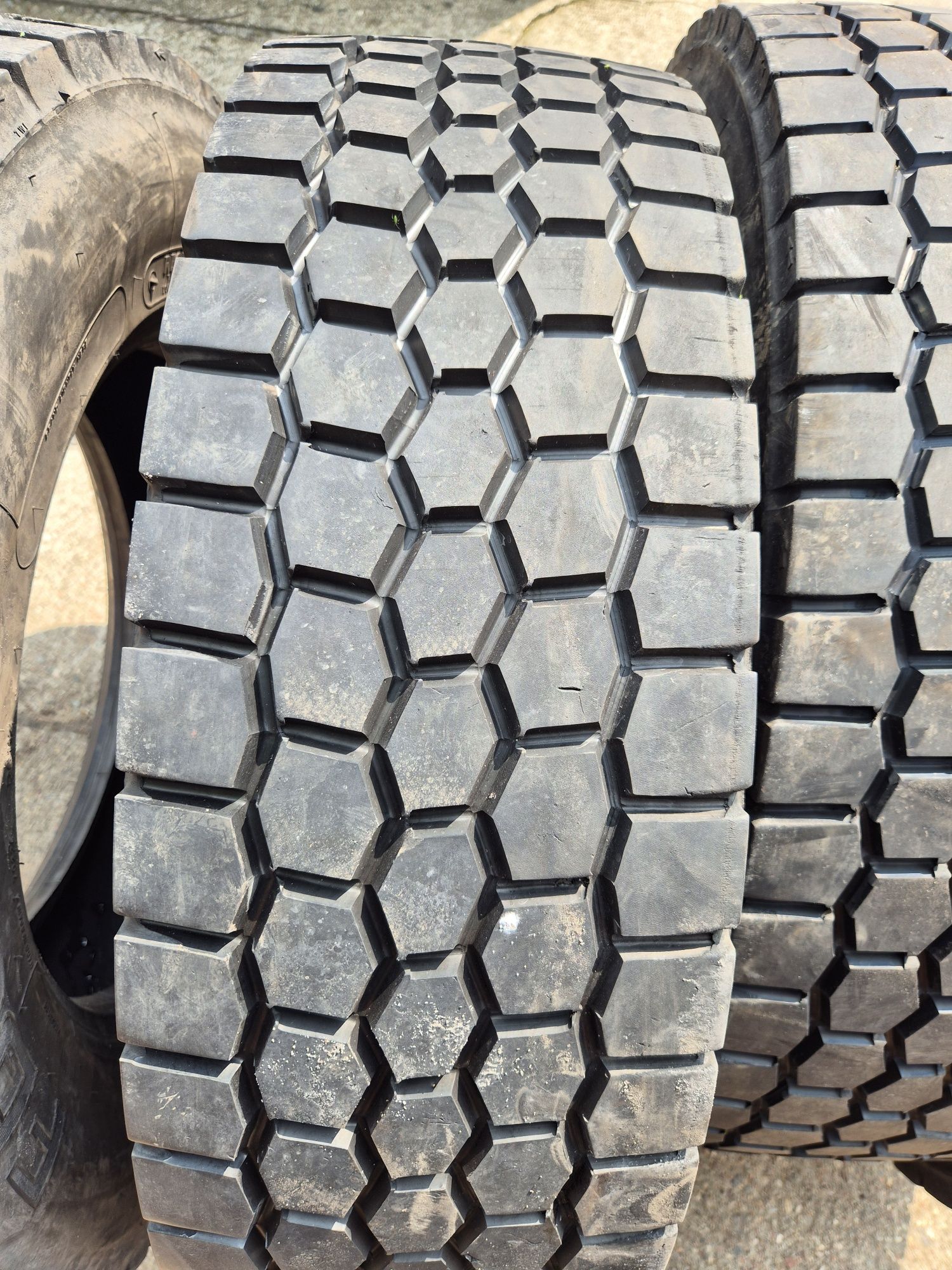 Opony 265/70r19.5