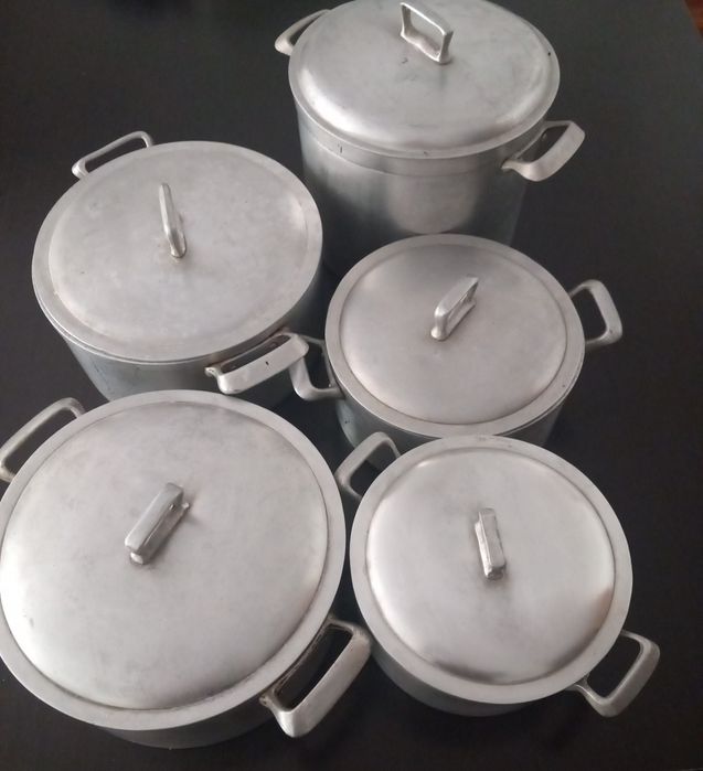 5 Panelas de  ferro fundido de vários tamanhos