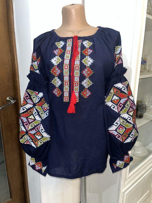 Великий розпродаж платтів і вишиванок