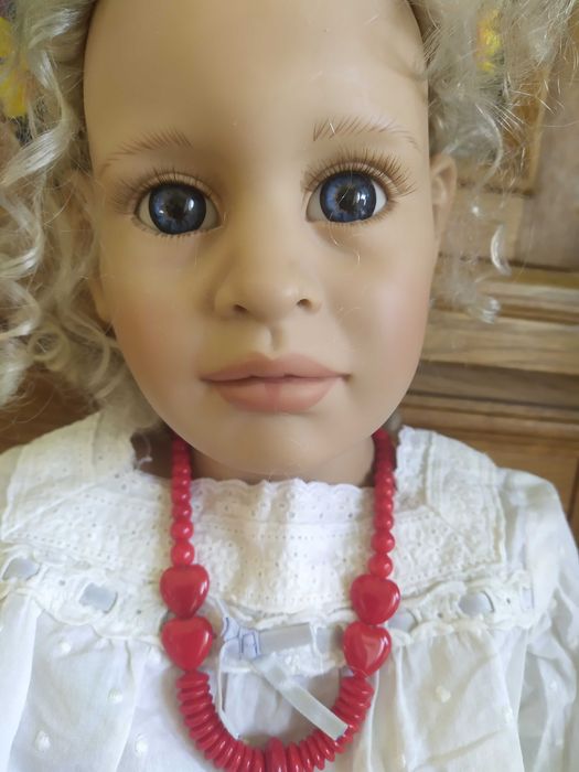 Lalka kolekcjonerska, winylowa, Susan Lippl, 95cm, w stroju ludowym