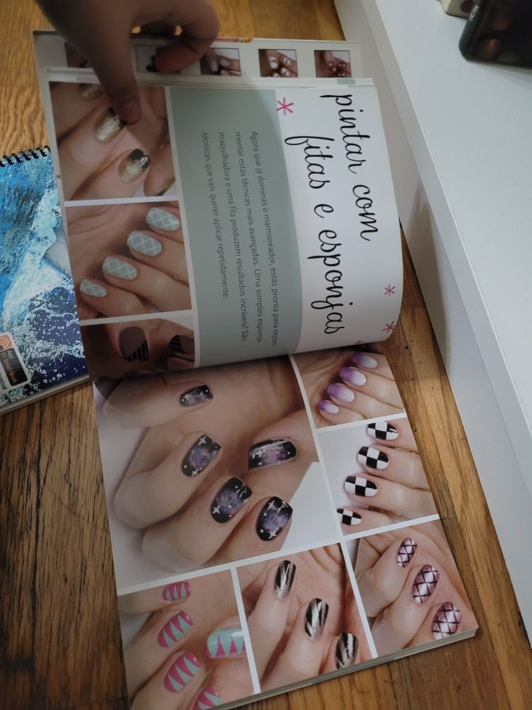 Livro " A arte de decorar unhas"