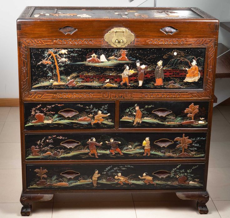 Arca chinesa c/ gavetas em madeira e madrepérola (94×46×101 cm)