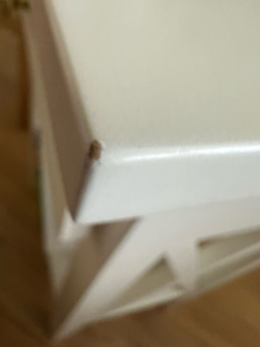 2 stoliki nocne – białe, klasyczne, z szufladą i półką