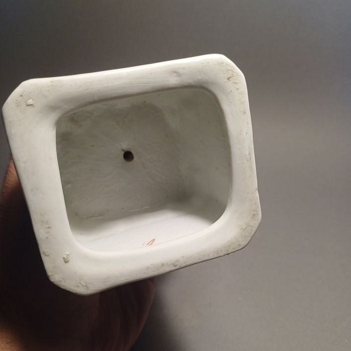 Figurka biskwit Matki Bożej z Lourdes.