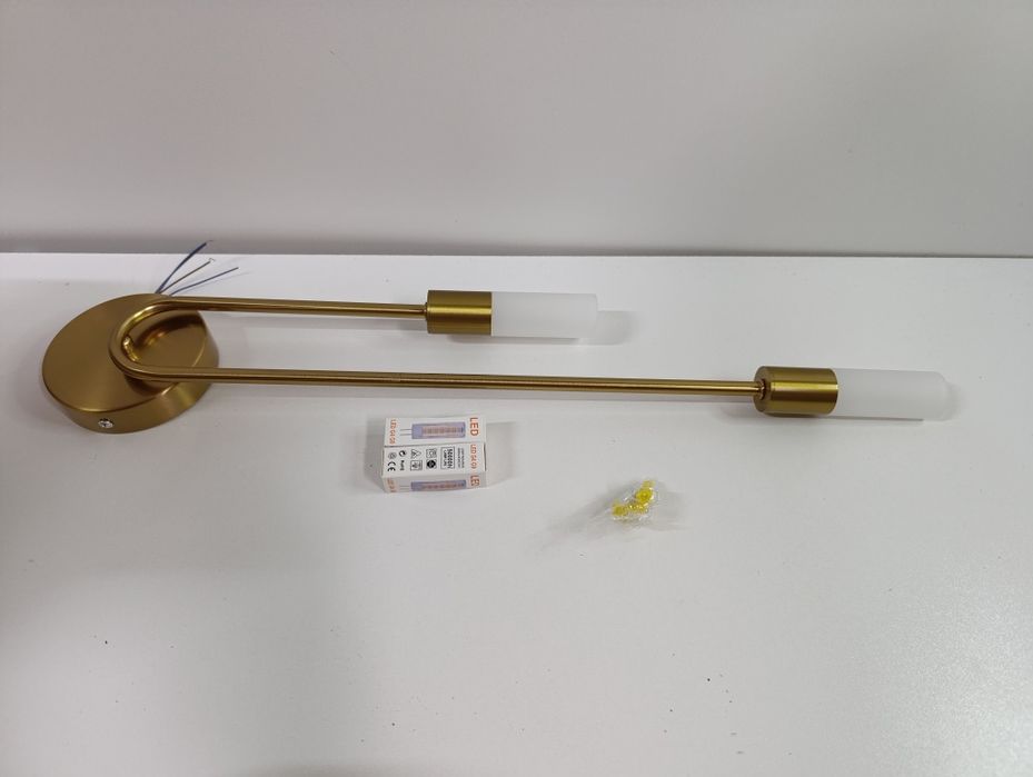 Klinkiet ścienny złoty na 2 żarówki LED – elegancja i funkcjonalność