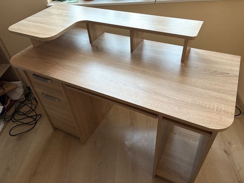 Biurko z nadatawką