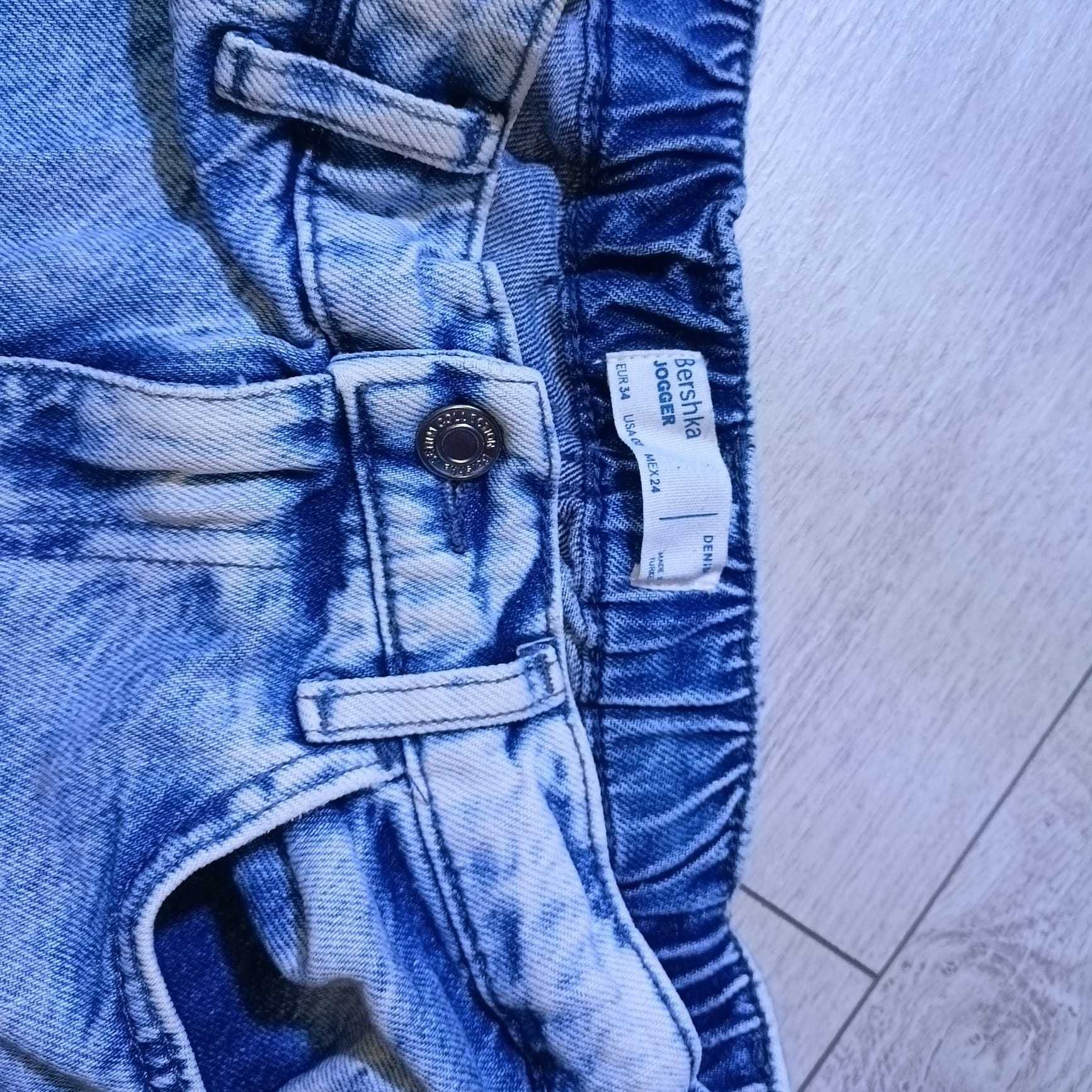 Jeansy jogers denim z Bershka z graffiti. Roz 34