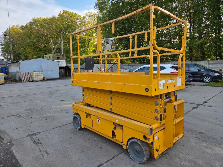 Ножничний підйомник Haulotte Compact 12, акамуляторний, пеканіска