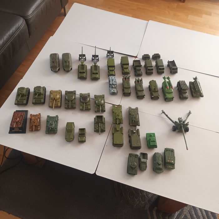 Pojazdy wojskowe metalowe 44 sztuki
