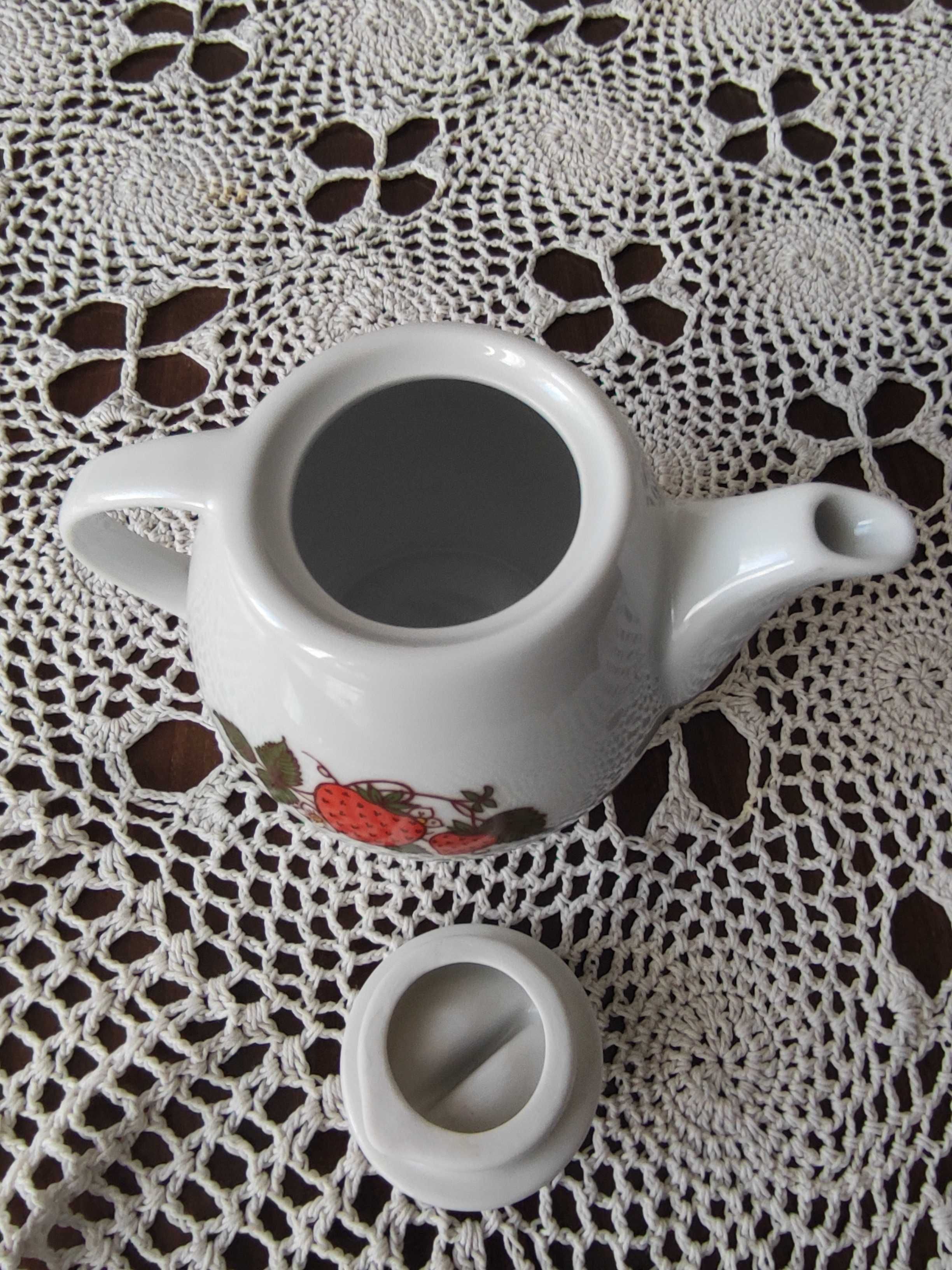 imbryczek do herbaty, porcelana Lubiana ,motyw truskawki, nieużywany